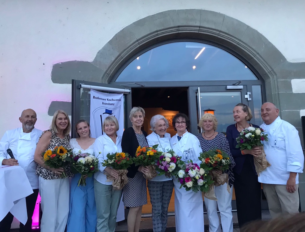 Die Frauen des Vereins freuten sich ihre über Blumensträuße.