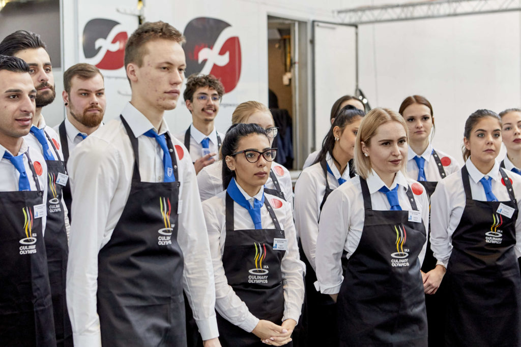 Schüler:innen aus Baden-Württemberg servieren den IKA-Gästen die Menüs der Teams. Foto: IKA/Culinary Olympics