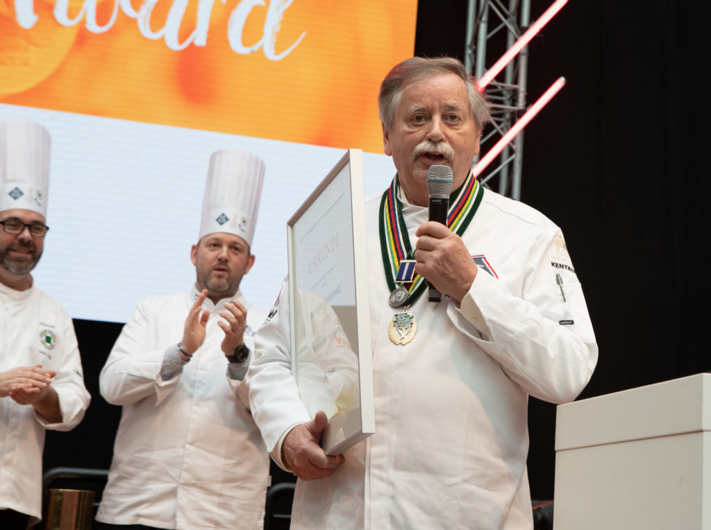 Armand Steinmetz bedankt sich für die Auszeichnung. Foto: IKA/Culinary Olympics