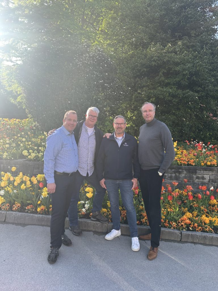 Laurentius-Wiedersehen im Blumenmeer.