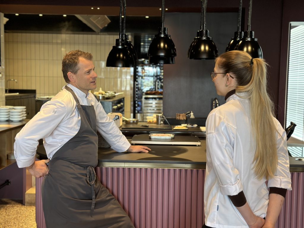 Sternekoch Dirk Hoberg im Gespräch mit Fontenay-Azubi Mara Maria Reese.