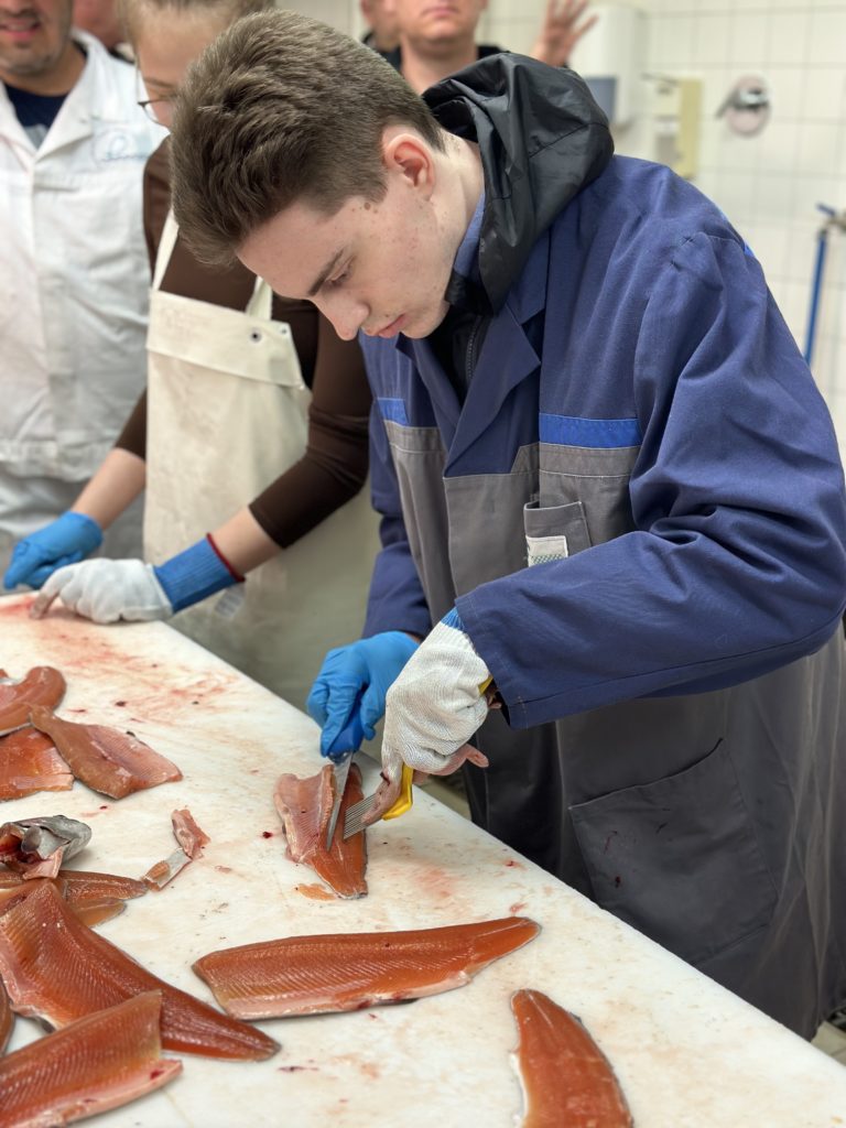 Für Schlichte Hof-Azubi Lukas Reinert hieß es ran ans Messer auf der Insel Reichenau.