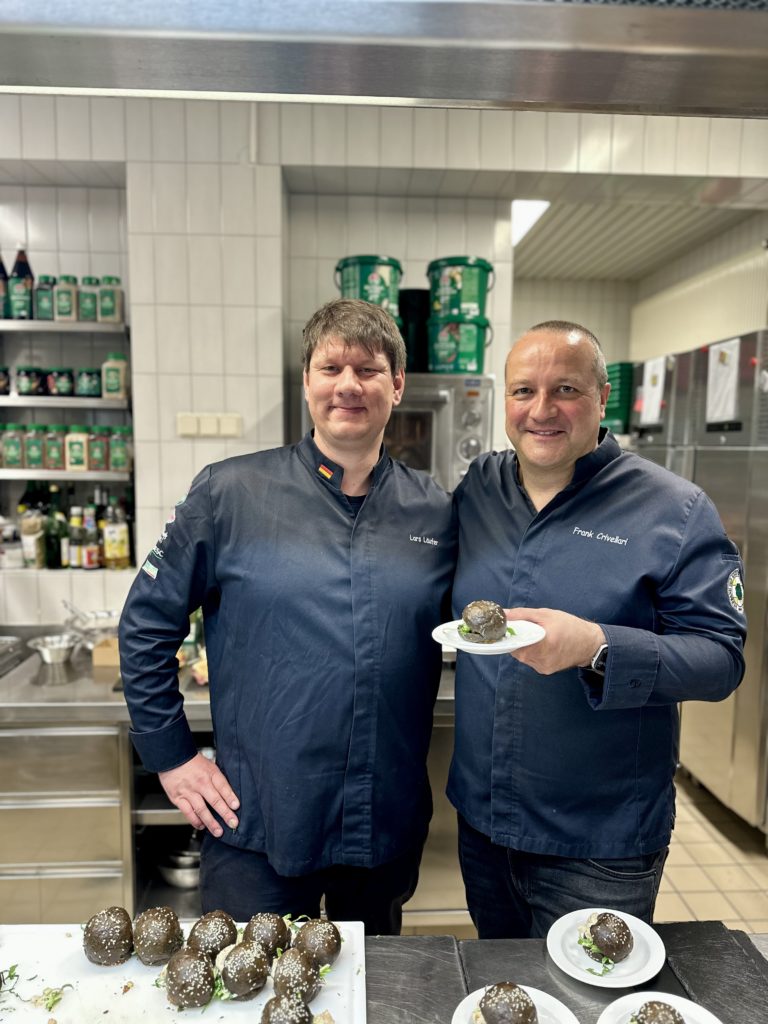 Lars Läufer und Frank Crivellari (rechts) von Hügli präsentierten verschiedene Tapas.