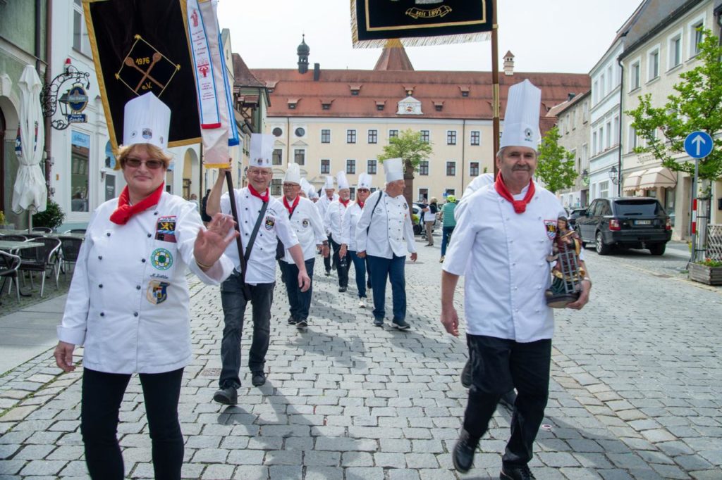 In Weiß durch Amberg: Köche feiern Laurentiustag