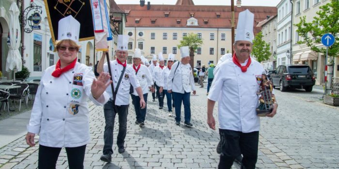 In Weiß durch Amberg: Köche feiern Laurentiustag