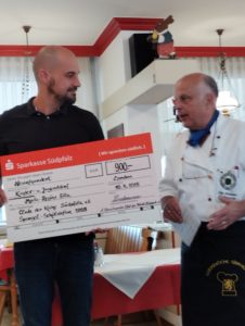 Spendenübergabe mit dreistelligem Betrag.