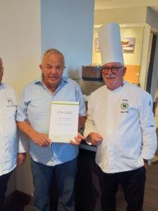 Gratulation: Jubilar Klaus-Dieter Bendig mit Urkunde.