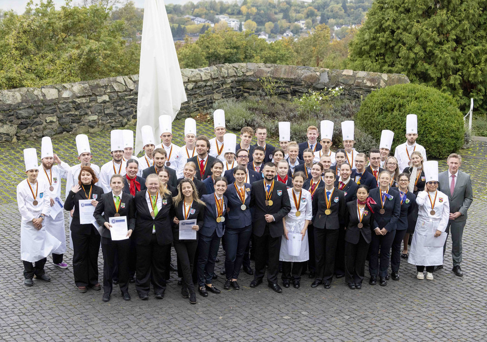 Die Zukunft der Branche auf dem Petersberg: Die Teilnehmerinnen und Teilnehmer der 43. Deutschen Jugendmeisterschaften in den gastgewerblichen Ausbildungsberufen. Foto: Dehoga/Thomas Fedra