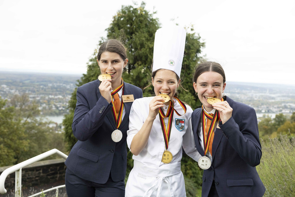 Die Deutschen Jugendmeister 2025 (v. l.): Hotelfachfrau Carolin von Arend (Baden-Württemberg), Köchin Jana Meier (Bayern) und Lilli Hermann, Fachfrau für Restaurants und Veranstaltungsgastronomie (Baden-Württemberg). Foto: Dehoga/Thomas Fedra
