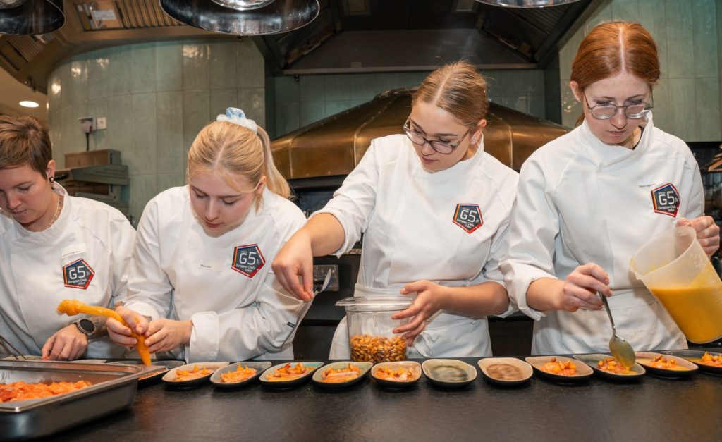In den Kochkursen haben die Teilnehmenden Essen für alle zubereitet. 