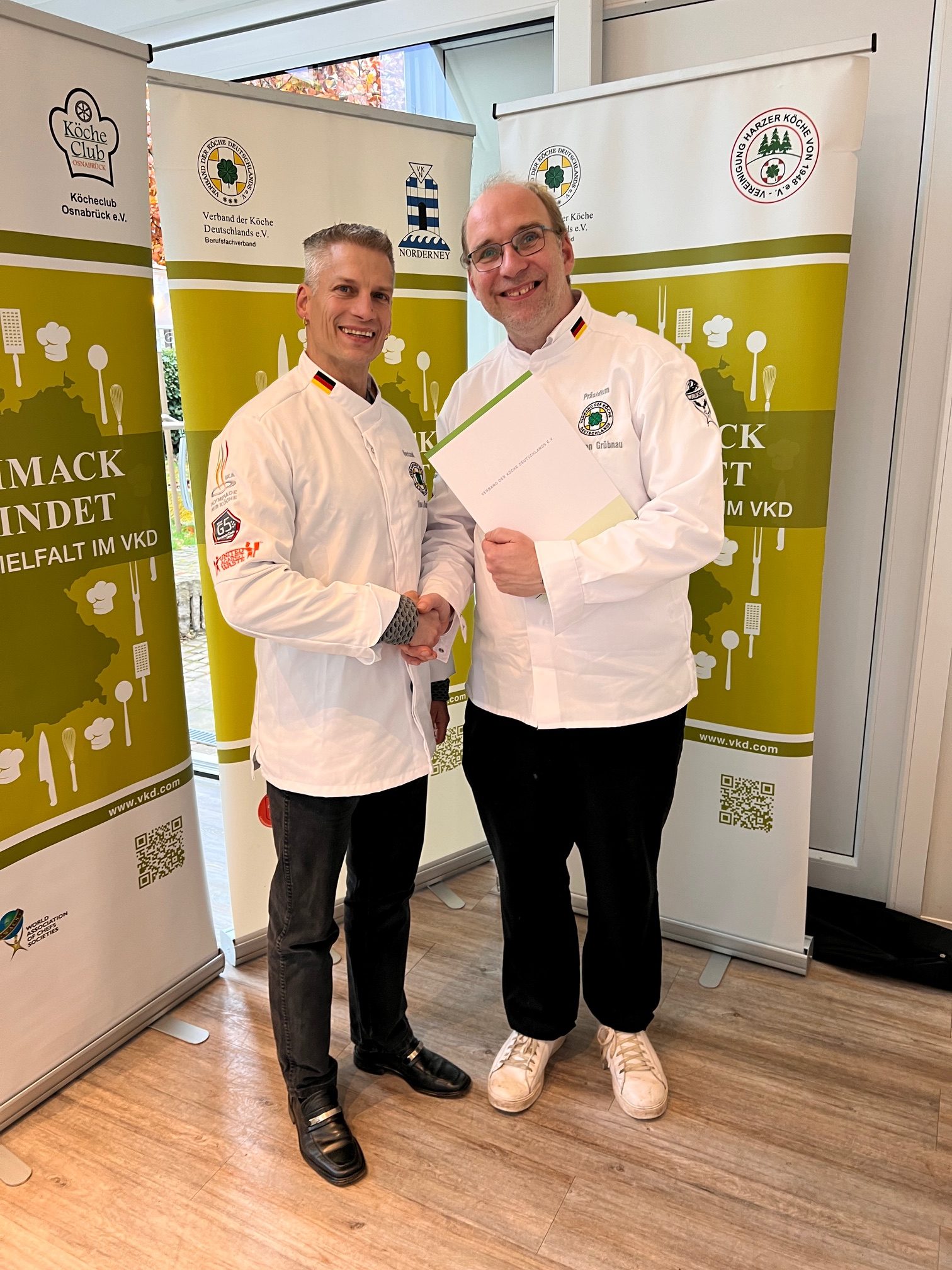 Thorben Grübnau (rechts) wurde vom neuen Vorgesetzten Timo Reinhold geehrt. 