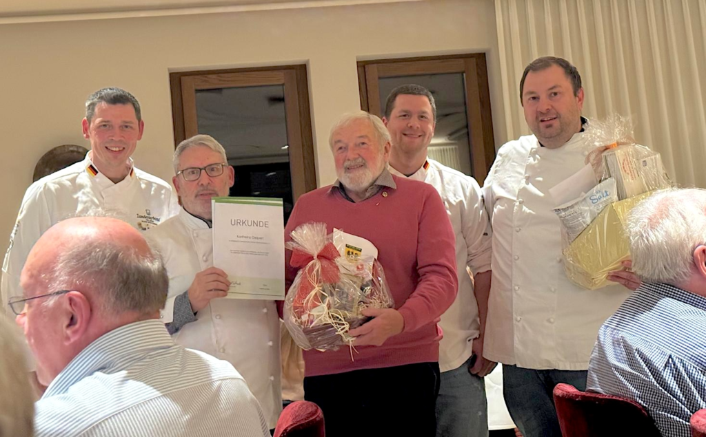 Karlheinz Geipert (Mitte) ist seit 50 Jahren Mitglied im VKD.