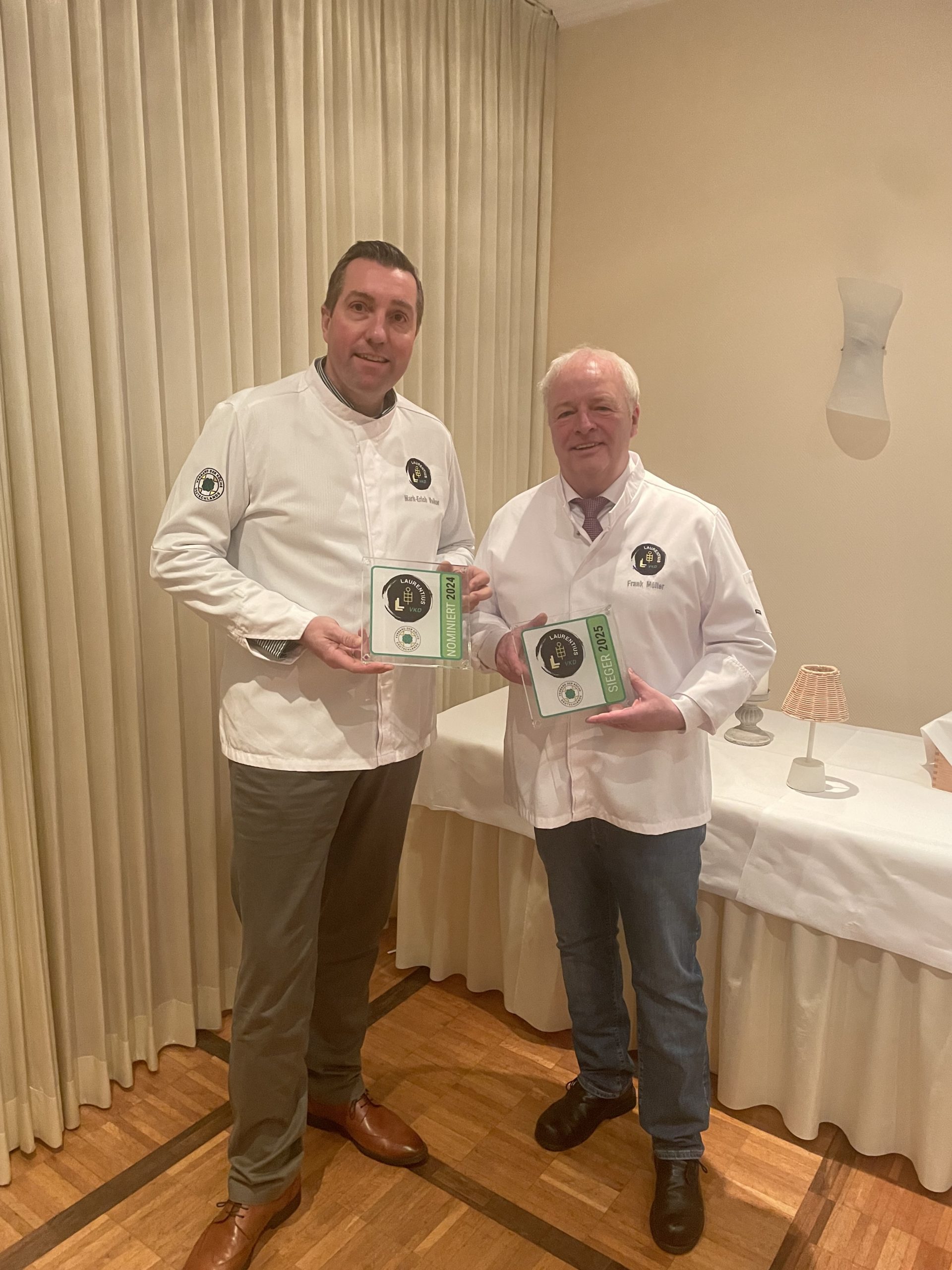 Übergabe bei Frank Müller bin Barsinghausen, Nominierter 2024 und Sieger 2025. Foto: VKD