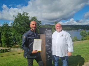 Daniel Schöfisch (links) nimmt die Auszeichnung entgegen.