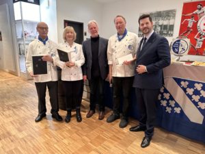 Die Ehrengäste Stadtrat Richard Schramm (Mitte) und Kämmerer Matthias Nölke (rechts) im Kreis des Clubmitglieder