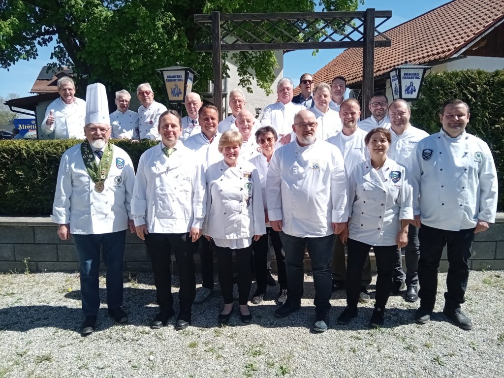 Mit der Sonne um die Wette strahlen: Tagungsteilnehmende des VKD-Landesverbands Bayern.