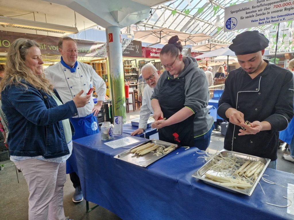 Kasseler Sieger-Duo beim Spargelschälen