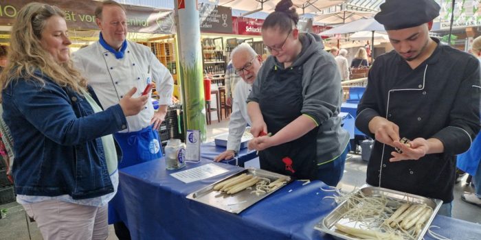 Kasseler Sieger-Duo beim Spargelschälen