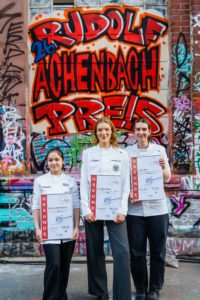 Frauenpower auf dem Siegertreppchen des Rudolf Achenbach Preis 2026 (v. l.): Shakhrizoda Bakhodirova (3. Platz), Svea Marie Kropp (1. Platz), Leonie Maier (2. Platz). Foto: Transgourmet/Gregor Ott