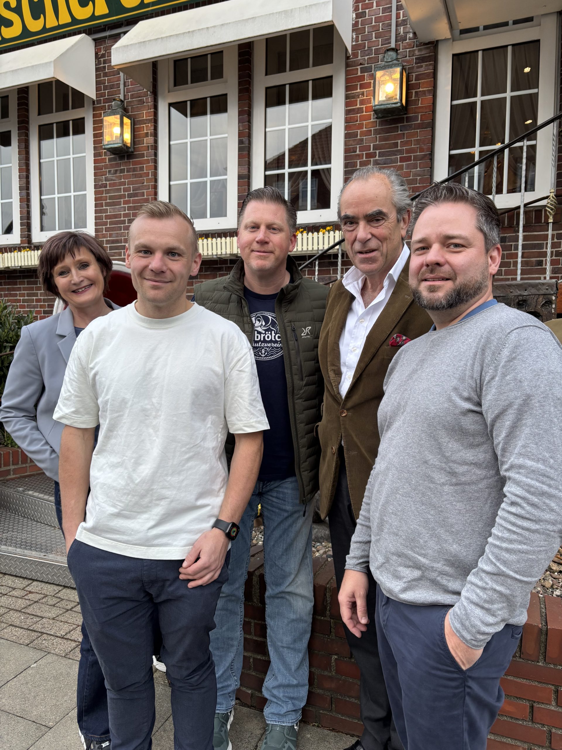 „Schulstart“ in Bremerhaven: (v. l.) Sylvia Ludwig (Friesenkrone), Kevin Müllerstein, Stefan Bertelwick, Christian Strasoldo und Oliver Probst