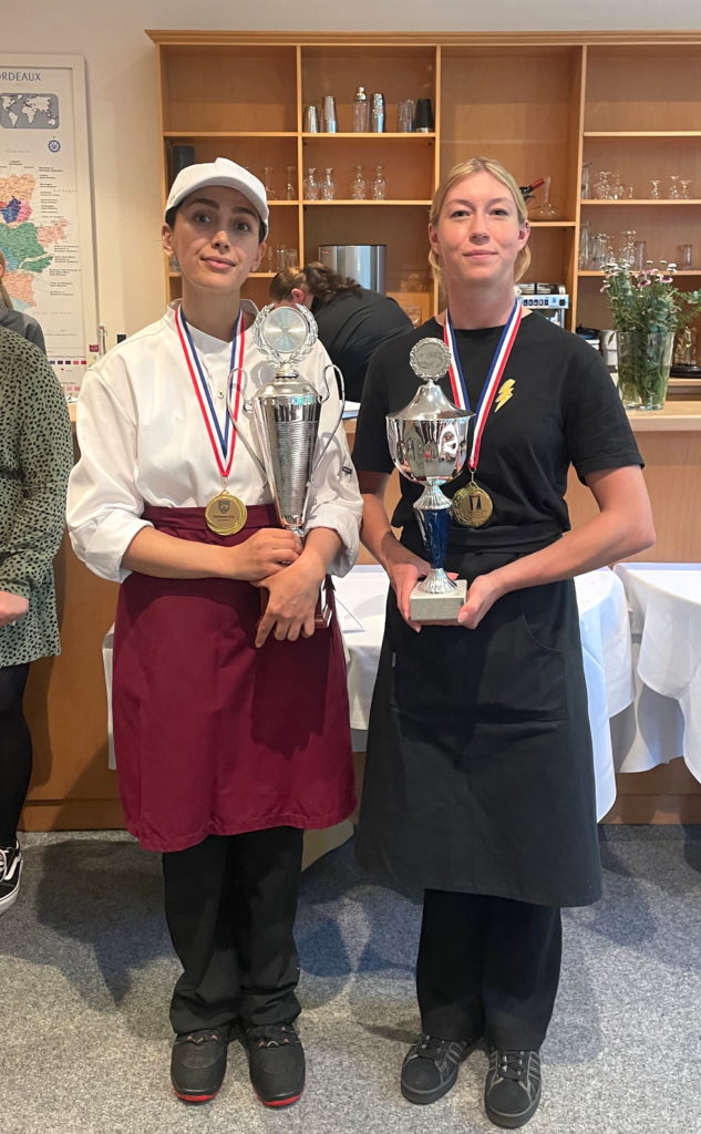 Siegerlächeln mit Pokal.