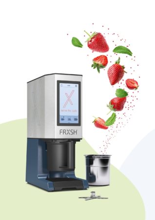 2 Frxsh Mousse Chef mit Becher und Erdbeere. Foto: Frxsh