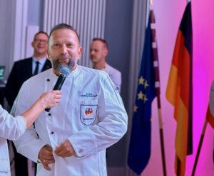 Thomas Brunk leitet die Küche im Tagungszentrum, war früher selbst Mitglied der Köche-Jugendnationalmannschaft und wurde 2008 Olympiasieger mit dem Team. Als Wertschätzung und Motivation für das jetzige zog er in Berlin seine damalige Mannschaftsjacke an. Foto: VKD