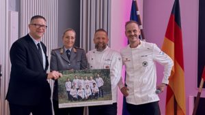Einsatz in der Julius-Leber-Kaserne: Teamchef Tobias Laabs (rechts) mit Oberstleutnant Karolin Beitz und Thomas Brunk, Leiter der Küche vom Tagungszentrum, sowie Kai Hochhaus, Leiter der Kochnationalmannschaft der Bundeswehr (links). Foto: VKD