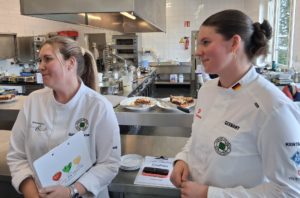 Sabrina Sendermann (links) vom Kochstudio Weitblick und Vivien Steinmair, Köchin im Restaurant Zum Löwen und Mitglied der Köche-Jugendnationalmannschaft.